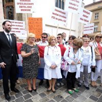 Prosvjed liječnika primarne zdravstvene zaštite u Trgu sv. Marka u Zagrebu