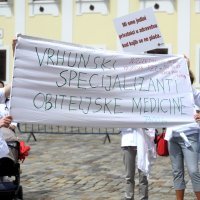 Prosvjed liječnika primarne zdravstvene zaštite u Trgu sv. Marka u Zagrebu