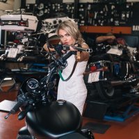 Riana Petanjek u poznatom servisu za motore