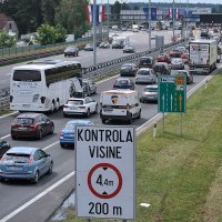Zbog smjene turista stvaraju se kolone na naplatnim kućicama Lučko