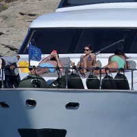 Emily Ratajkowski u društvu prijatelja odmara na Mykonosu