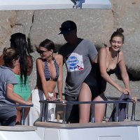 Emily Ratajkowski u društvu prijatelja odmara na Mykonosu