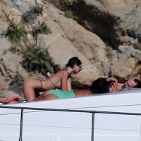 Emily Ratajkowski u društvu prijatelja odmara na Mykonosu