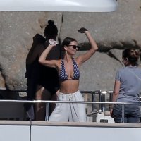Emily Ratajkowski u društvu prijatelja odmara na Mykonosu
