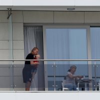 Domagoj Vida sa sinom Davidom i majkom Željkom na balkonu hotela