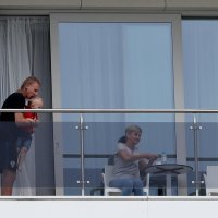 Domagoj Vida sa sinom Davidom i majkom Željkom na balkonu hotela