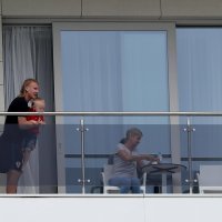 Domagoj Vida sa sinom Davidom i majkom Željkom na balkonu hotela