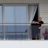 Domagoj Vida sa sinom Davidom i majkom Željkom na balkonu hotela