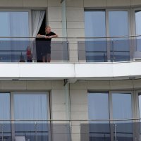 Domagoj Vida sa sinom Davidom i majkom Željkom na balkonu hotela