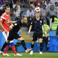 Domagoj Vida odnosi loptu
