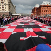 Uoči utakmice s Engleskom navijači razvilii divovsku zastavu