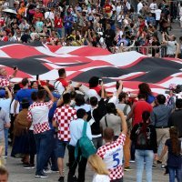 Uoči utakmice s Engleskom navijači razvilii divovsku zastavu