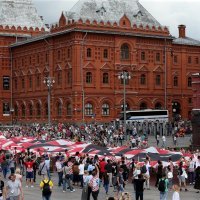Uoči utakmice s Engleskom navijači razvilii divovsku zastavu