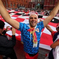 Uoči utakmice s Engleskom navijači razvilii divovsku zastavu