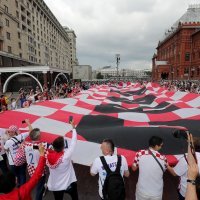 Uoči utakmice s Engleskom navijači razvilii divovsku zastavu