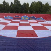 Velika hrvatska zastava na fontanama kod NSB-a