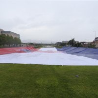 Velika hrvatska zastava na fontanama kod NSB-a