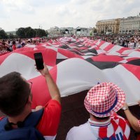 Moskva: Uoči utakmice s Francuskom navijači razvili divovsku zastavu