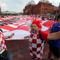 Moskva: Uoči utakmice s Francuskom navijači razvili divovsku zastavu