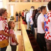 Zaprešić: Vjernici na misu stigli u hrvatskim dresovima
