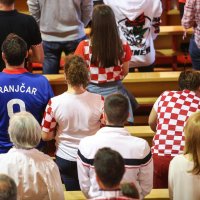 Zaprešić: Vjernici na misu stigli u hrvatskim dresovima