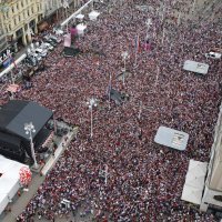 Trg bana Jelačića pun navijača