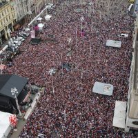 Trg bana Jelačića pun navijača