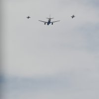 Zrakoplov s Vatrenima u pratnji MIG-ova