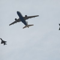 Zrakoplov s Vatrenima u pratnji MIG-ova