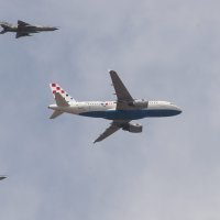 Zrakoplov s Vatrenima u pratnji MIG-ova