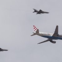 Zrakoplov s Vatrenima u pratnji MIG-ova