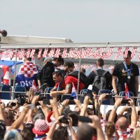 Vatreni u autobusima pozdravljaju navijače
