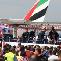 Vatreni u autobusima pozdravljaju navijače