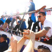 Vatreni u autobusima pozdravljaju navijače