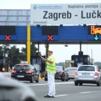 Pojačan promet na naplatnim kućicama Lučko