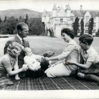 Kraljevska obitelj ispred dvorca Balmoral