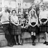 Kraljevska obitelj ispred dvorca Balmoral