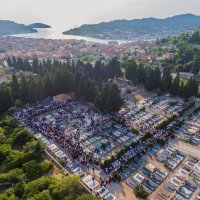 Posljednji ispraćaj Olivera Dragojevića u Veloj Luci iz zraka