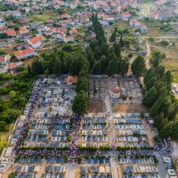 Posljednji ispraćaj Olivera Dragojevića u Veloj Luci iz zraka