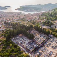 Posljednji ispraćaj Olivera Dragojevića u Veloj Luci iz zraka