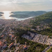 Posljednji ispraćaj Olivera Dragojevića u Veloj Luci iz zraka