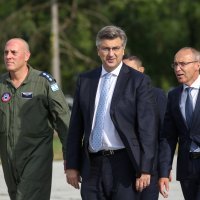 Vlada u posjeti bazi na Plesu
