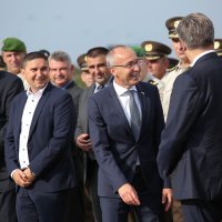 Vlada u posjeti bazi na Plesu