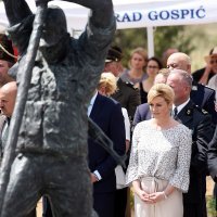 Ljubovo: Predsjednica RH na svečanosti otkrivanja spomen obilježja poginulim braniteljima