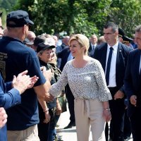 Ljubovo: Predsjednica RH na svečanosti otkrivanja spomen obilježja poginulim braniteljima