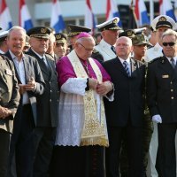 Polaganje vijenaca i paljenje svijeća na spomeniku hrvatske pobjede Oluja 95
