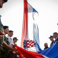 Podizanje hrvatske zastave na kninskoj tvrđavi