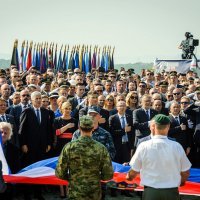 Podizanje hrvatske zastave na kninskoj tvrđavi