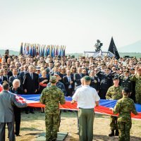 Podizanje hrvatske zastave na kninskoj tvrđavi