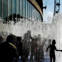 Rashlađivanje u fontani u Londonu